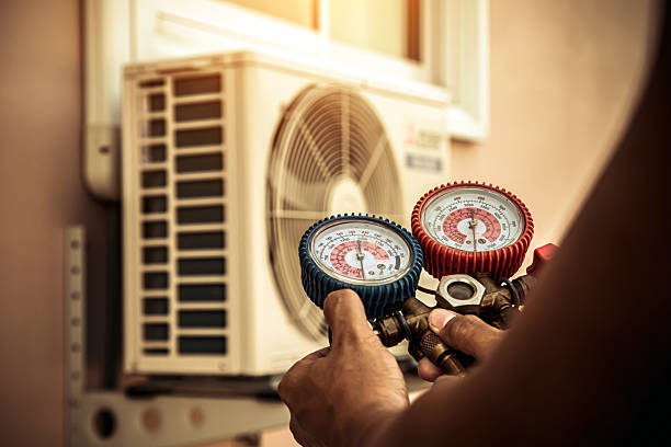 Professional Ac Installation technician working in Hamburg, IA